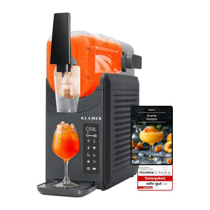 Slush Maschine von Klamer mit buntem Slush-Getränk und Rezept-App auf dem Display.