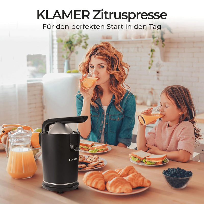 Zitruspresse von KLAMER, ideal für frischen Saft am Morgen mit Familie und Frühstück auf dem Tisch.