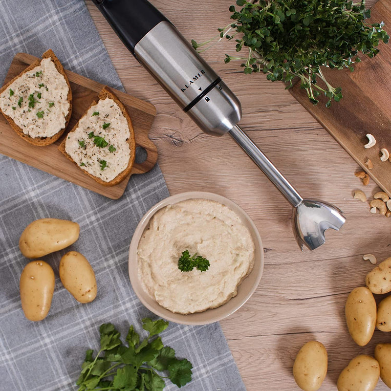 Stabmixerset 4-teilig 1000 Watt auf einem Tisch mit Kartoffeln und Brot, ideal zum Mixen von Speisen.